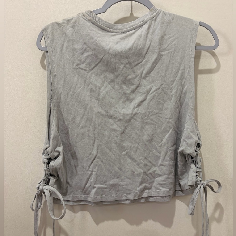 Women’s graphic cutoff top - Picture 3 of 4